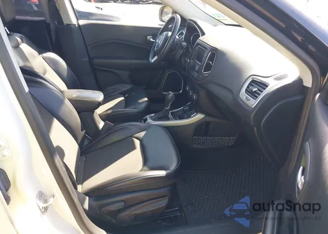 2018 Jeep Compass Latitude 4X4 z USA, uszkodzony, nr VIN 3C4NJDBB8JT416701